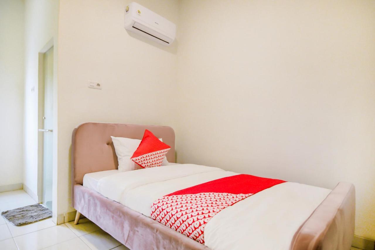 Hotel Oyo 183 The Pipe House Palembang Exterior foto