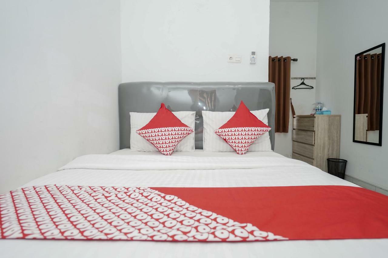 Hotel Oyo 183 The Pipe House Palembang Exterior foto