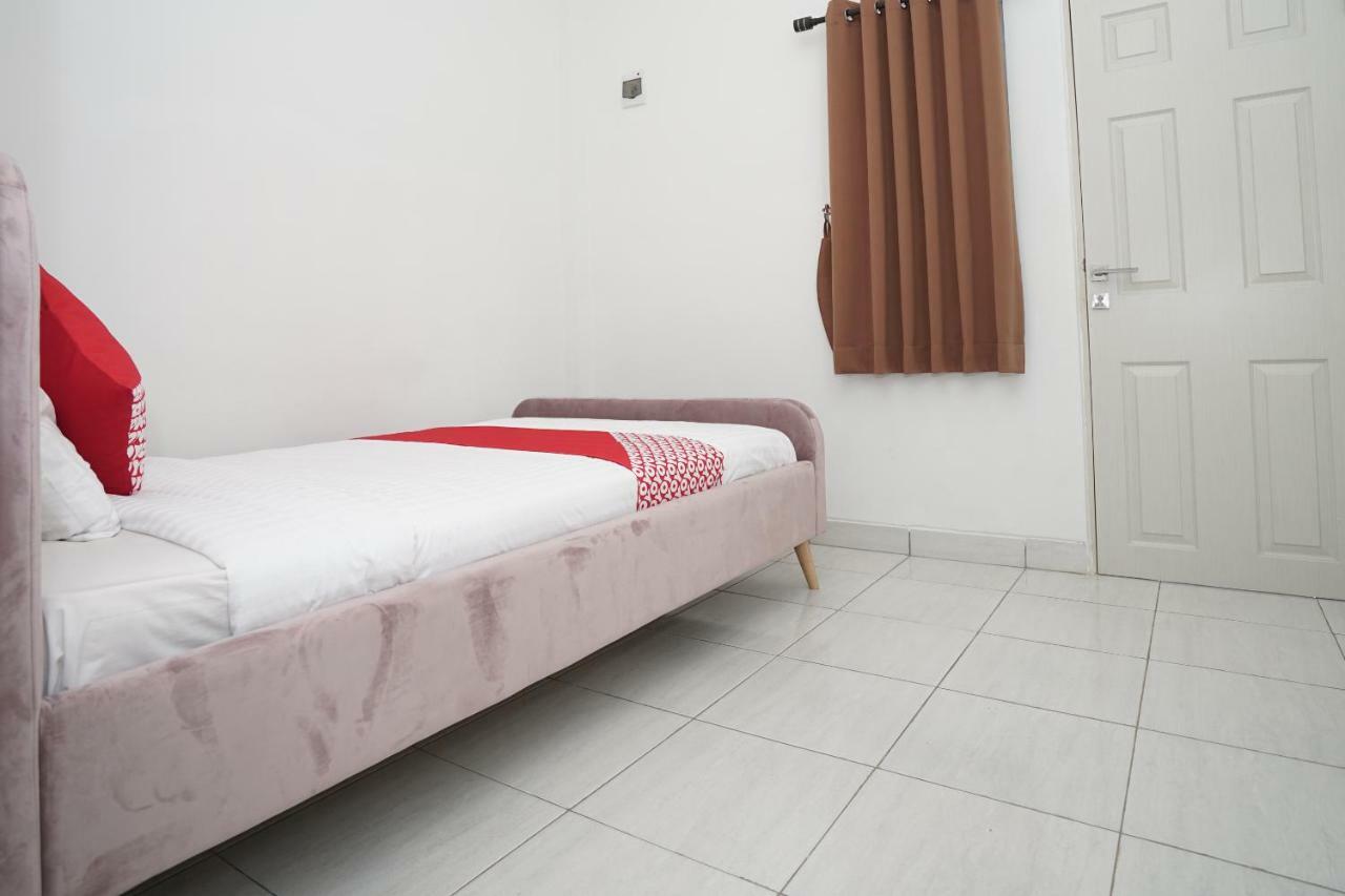 Hotel Oyo 183 The Pipe House Palembang Exterior foto
