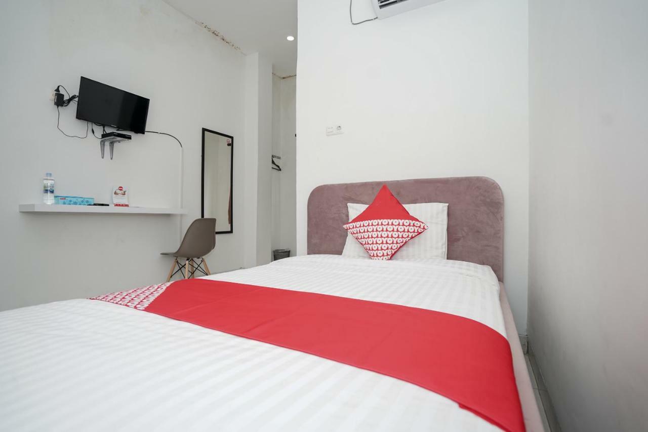 Hotel Oyo 183 The Pipe House Palembang Exterior foto